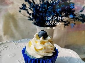 淡奶油200克，加入15克糖打至裱花状，装饰杯子蛋糕。顶端放一个蓝莓装饰。