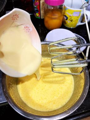 加入炼乳打至混合均匀