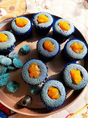 中间掏个小坑填入自己做的黄桃果酱。