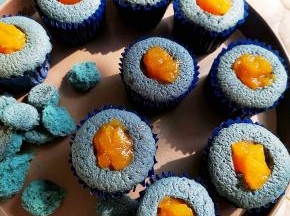 中间掏个小坑填入自己做的黄桃果酱。