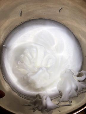 蛋白加柠檬汁，糖分三次加入，打至拉出尖角状态