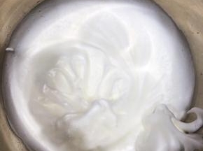 蛋白加柠檬汁，糖分三次加入，打至拉出尖角状态