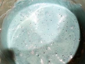 取三分一蛋白糊与蛋黄糊混合均匀，再与余下蛋白糊混合均匀。