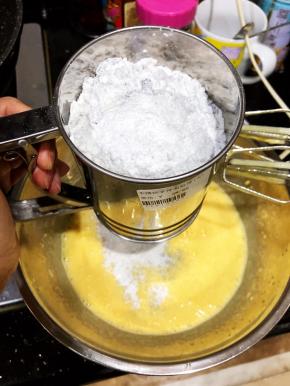 将低粉、玉米淀粉、蝶豆花粉混合过筛，筛入蛋黄糊中