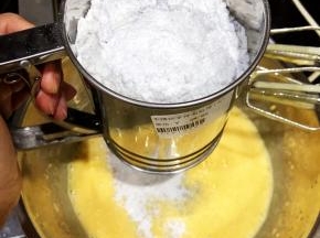 将低粉、玉米淀粉、蝶豆花粉混合过筛，筛入蛋黄糊中