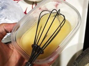 45克香蕉与60克玉米油充分混合均匀