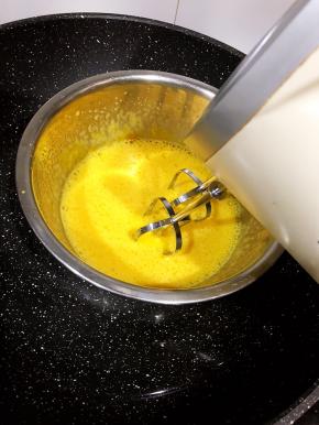 蛋黄加入50克糖，隔热水打发，蛋黄糊38度左右离火，继续打发至粘稠。