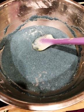 用刮刀翻拌均匀