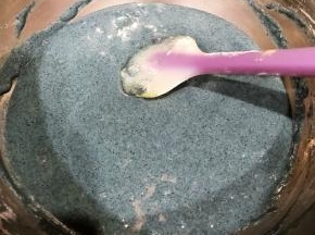 用刮刀翻拌均匀