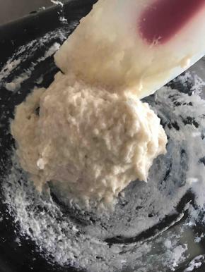 50克高粉加入5克细砂糖搅拌，再加入58克开水，刮刀搅拌均匀，盖上保鲜膜置凉，想加速置凉就放入冰箱中冷藏一小会。