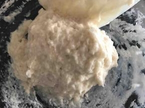 50克高粉加入5克细砂糖搅拌，再加入58克开水，刮刀搅拌均匀，盖上保鲜膜置凉，想加速置凉就放入冰箱中冷藏一小会。