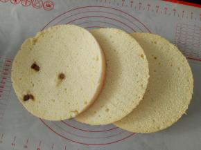 晾凉的蛋糕胚分层切3片