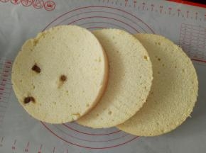 晾凉的蛋糕胚分层切3片