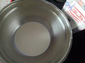 打发淡奶油，奶油和细砂糖比例10:1