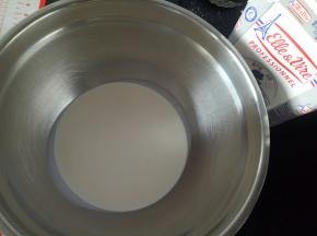 打发淡奶油，奶油和细砂糖比例10:1