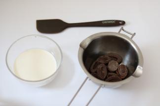 首先制作夹馅，准备黑巧克力40g，淡奶油40g