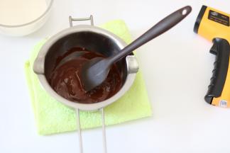 黑巧克力隔热水温度达到50℃左右，室温静置表面温度至35℃搅拌均匀。