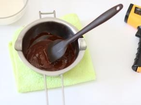 黑巧克力隔热水温度达到50℃左右，室温静置表面温度至35℃搅拌均匀。