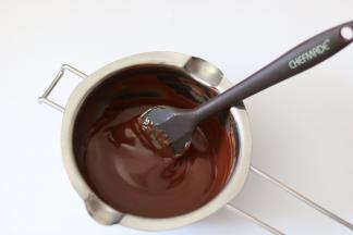 淡奶油加热至60℃倒入降温的巧克力中翻拌混合均匀