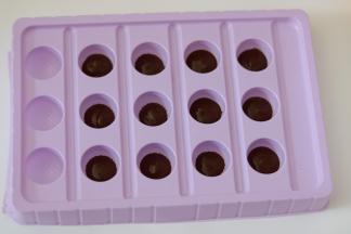 将巧克力挤成圆球，入冰箱冻硬备用。