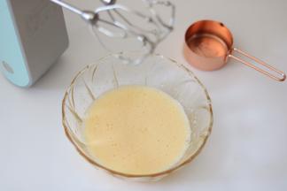 准备红丝绒面糊所需材料