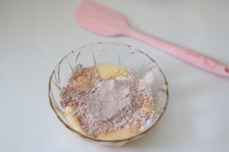 低筋面粉+泡打粉+红曲粉混合过筛，加入蛋液中搅拌均匀。