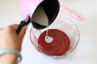 牛奶+10g细砂糖+香草精加入面糊，隔约35℃左右温水混合均匀。