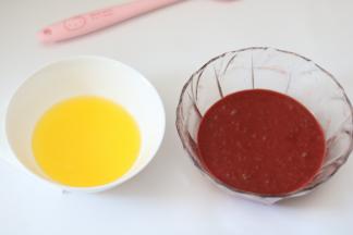 黄油隔热水融化。