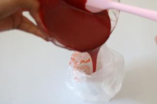 将制作好的红丝绒面糊倒入裱花袋，放入冰箱冷藏1小时以上。