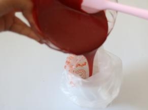 将制作好的红丝绒面糊倒入裱花袋，放入冰箱冷藏1小时以上。