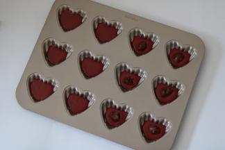 取出冷藏好的红丝绒面糊挤入一部分面糊，加上冻硬的巧克力夹馅。