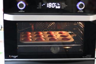 将长帝CRWF42NE烤箱调至上/下管烘烤170℃ 时长16分钟烘烤。