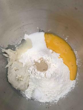 将烫种和除了黄油以外的高筋面团材料混合揉成团，揉出粗膜时，加入黄油继续揉，揉置出手套薄膜即可。