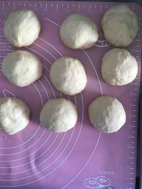 面团拿出来轻揉排气，称重后的总重除以九，分成等量的九小份小面团。