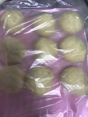 盖上保鲜袋松弛15分钟。