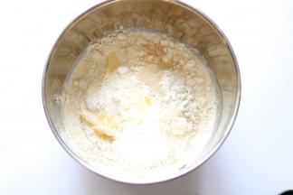 将中种所有食材放入搅拌缸中，厨师机先放湿性食材。