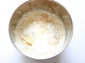 将中种所有食材放入搅拌缸中，厨师机先放湿性食材。