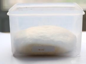 发酵至3倍左右从冰箱中取出，我发酵了42个小时左右。