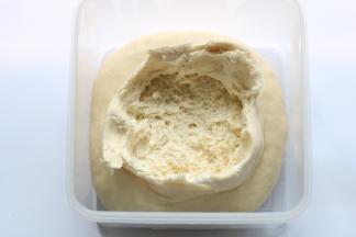 撕开种面，内部成肤质网状即代表发酵成功即可使用。