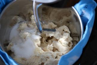 将种面撕碎加入除黄油以外的主面部分食材