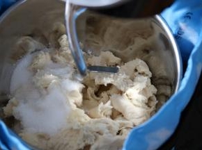 将种面撕碎加入除黄油以外的主面部分食材