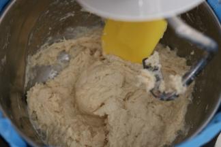 初步打面时会出现面团不易上钩或粘缸的现象，可以停下来用刮刀清理辅助