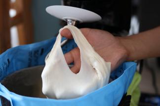 打至扩展阶段，就是面团可以拉出大片薄膜但是破洞边缘呈现锯齿状