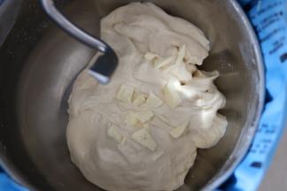 此时加入软化的黄油