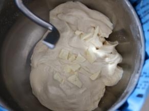 此时加入软化的黄油