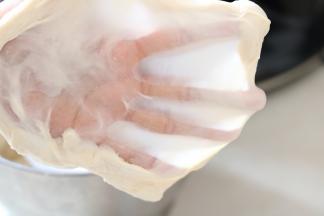 继续打至完成阶段，检测面团弹性和拉膜时自然破洞并且破洞边缘光滑。（当面团离缸时就要注意观察随时检查面团状态