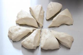 将面团平均分隔成8份，一个吐司盒4份。