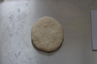 用掌根拍掉面团中大气泡，做排气处理