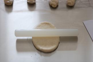 擀面杖从中间向上向下擀开。