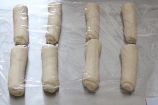 第一次擀卷完成后盖上保鲜膜，继续静置15分钟左右